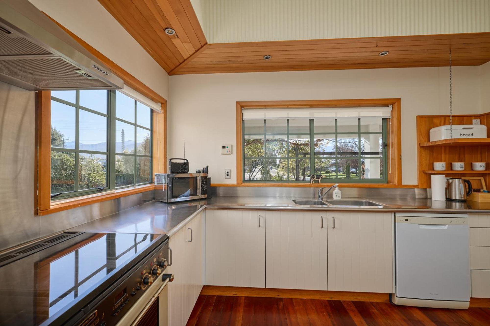 Ludstone Villa - A Charming Family Home Кайкура Екстериор снимка